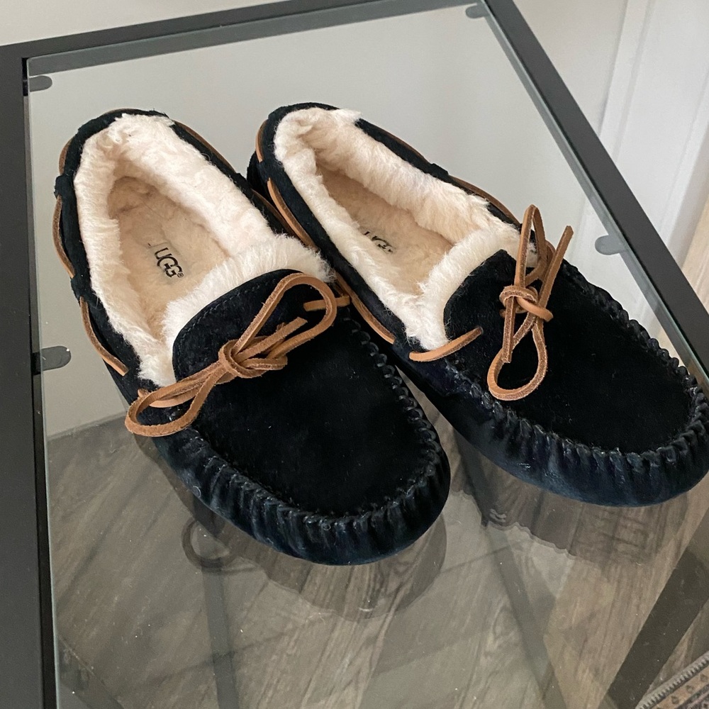 Ugg Dakota Moccasins Black excellent condition! Women’s size 8